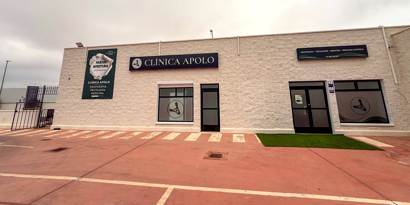 Fachada de Clínica Apolo en Puerto de Mazarrón con el rótulo de la clínica